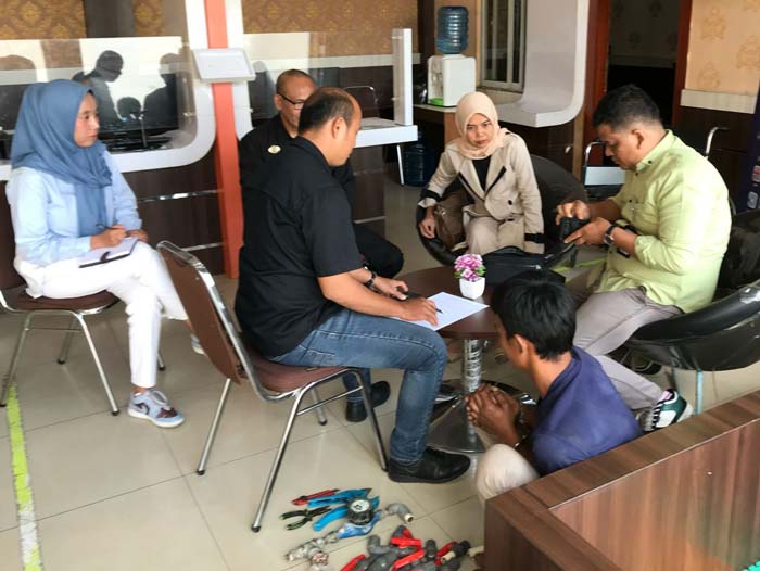 Perwakilan PDAM Tirta Siak Pekanbaru menyerahkan terduga pelaku pencurian water meter kepada Polresta Pekanbaru, belum lama ini.