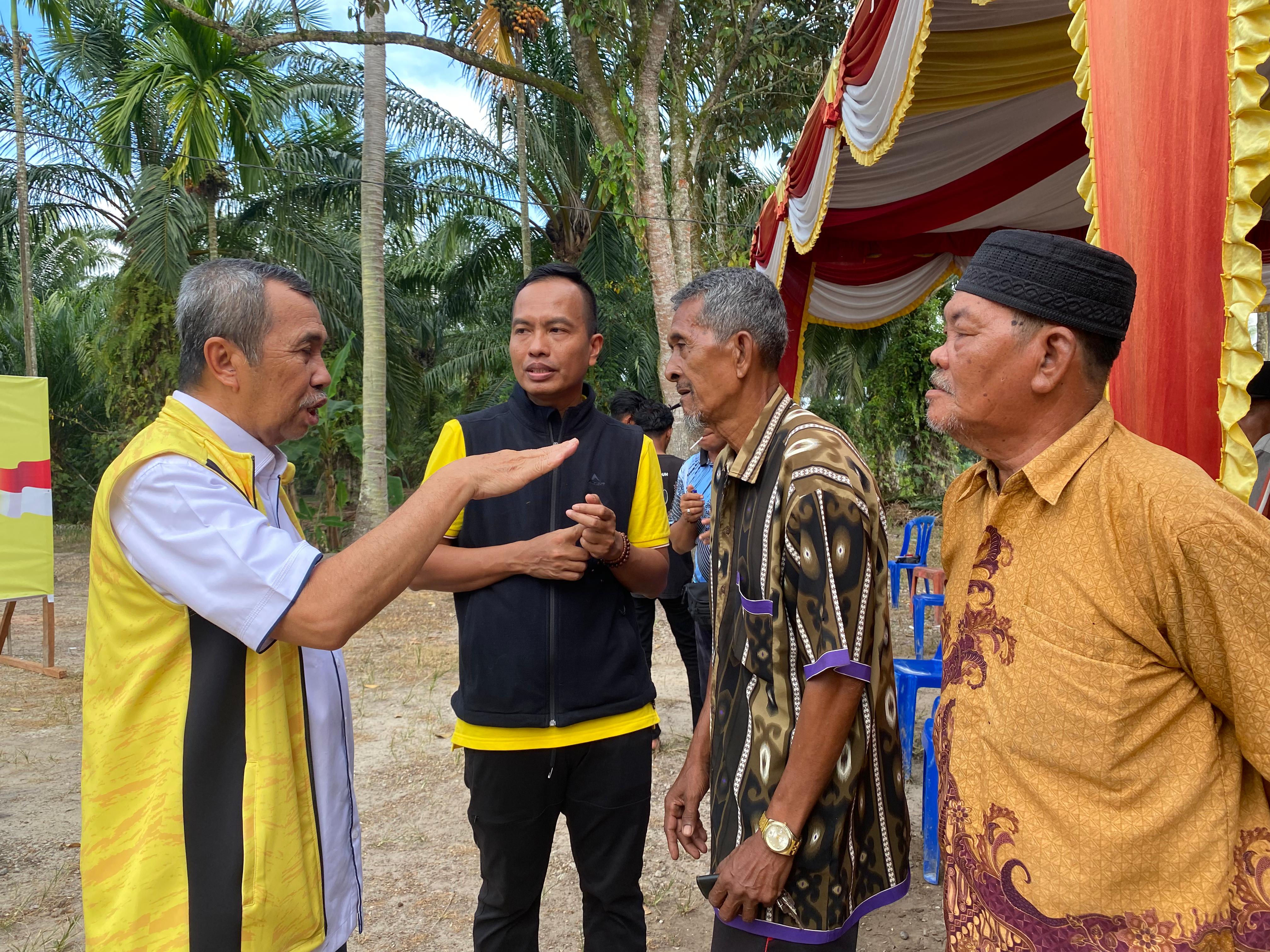 Caleg Partai Golkar Dapil Riau 1 H Syamsuar saat berbincang dengan warga di Pulau Rupat, Bengkalis, Jumat (2/2/2024).