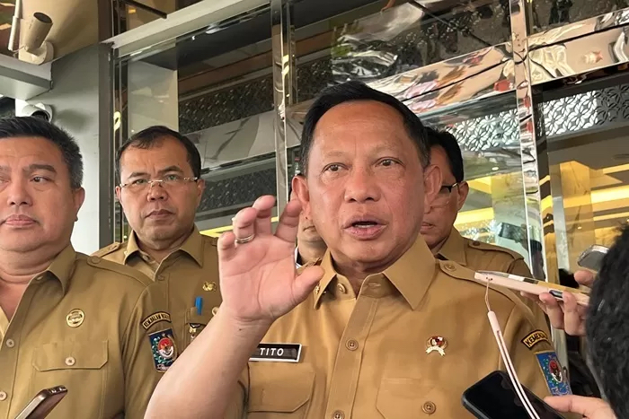 Mendagri Tito Karnavian resmi berhentikan enam Pjs Bupati dan Wali Kota di Riau.