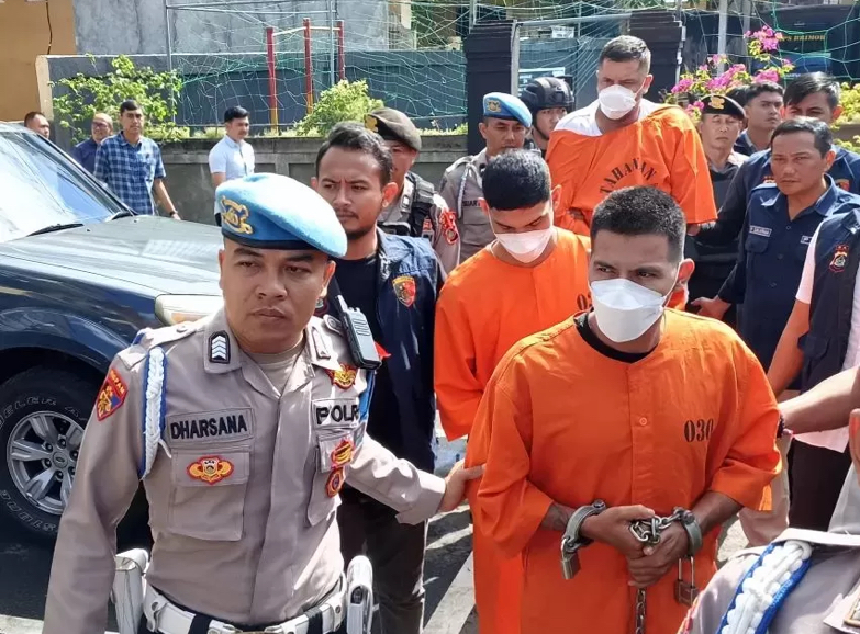 Tiga dari 4 gengster Meksiko pelaku penembakan brutal saat digelandang menuju arena Konferebsi pers di Polres Badung.