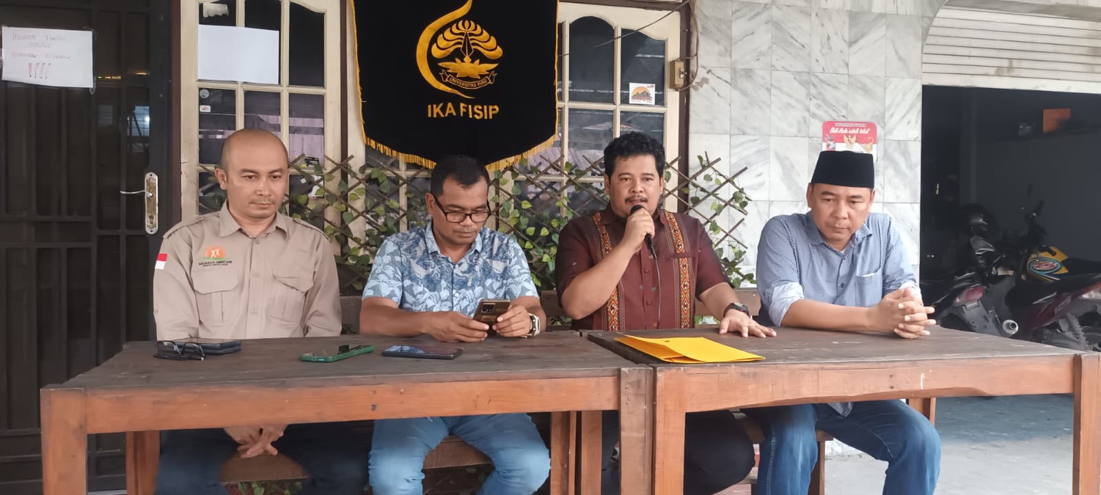 Ikatan Keluarga Alumni (IKA) Fakultas Ilmu Sosial dan Ilmu Politik (FISIP) Universitas Unri (Unri) menggelar deklarasi penyelamatan Pemilihan Umum (Pemilu) 2024 pada Jumat (2/2/2024).
