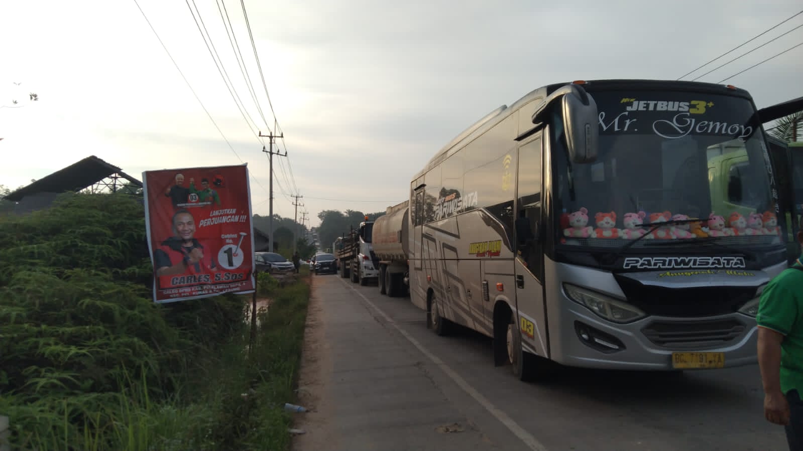 Antrean panjang kendaraan mencapai 15 KM di Jalan Lintas Timur KM 83 Desa  Kemang, Kecamatan Pangkalan Kuras dampak kembali meningkatkan tinggi permukaan air, Jumat (2/2).
