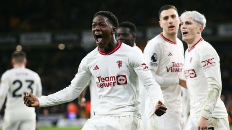 Pemain miuda 18 Tahun Kobbie Mainoo mencetak gol kemenangan saat MU menang dramatis 4-3 atas Wolves.