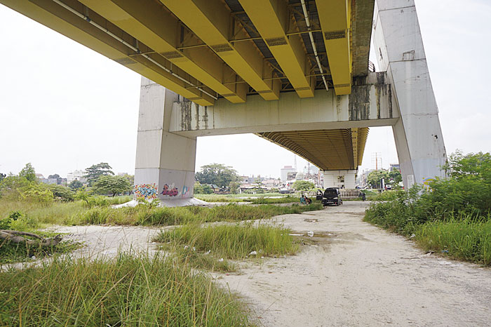 EVAN GUNANZAR/RIAU POS  BAWAH JEMBATAN: Kondisi kawasan di bawah Jembatan Sultan Abdul Jalil Alamuddin Syah (Siak IV) Pekanbaru, Jumat (2/2/2024).