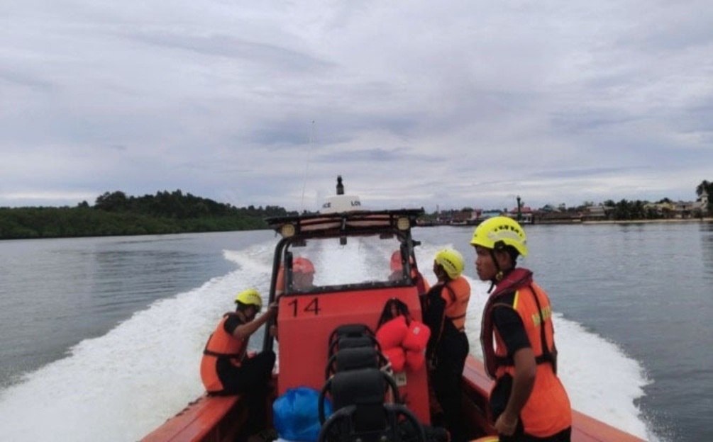 Tim SAR Mentawai mencari pemancing yang hilang di laut sekitaran Pulau Sanding, Kecamatan Pagai Selatan, Kabupaten Kepulauan Mentawai.