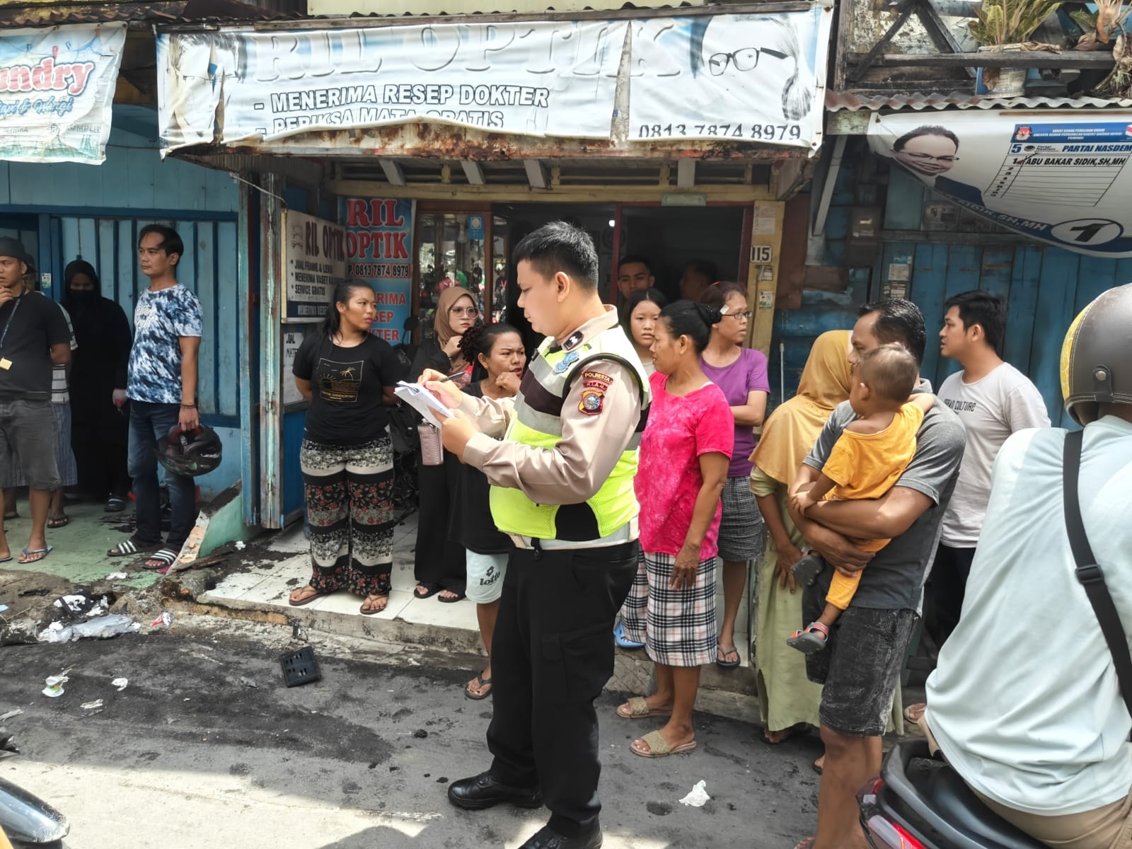 Polisi mencatat kronologis tabrakan mobil mini bus dan sepeda motor di Jalan Karet pada Sabtu (3/2/2024).