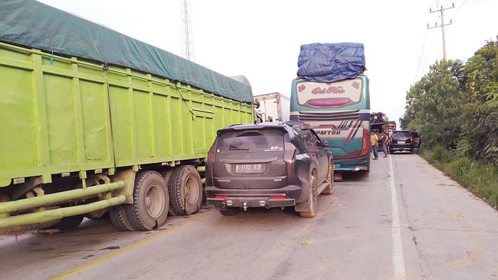 Puluhan kendaraan bermotor antre di Jalan Lintas Timur Km 83 Desa Kemang, Kecamatan Pangkalan Kuras, Kabupaten Pelalawan, Jumat (2/2/2024).