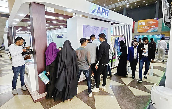 Aktivitas di booth Asia Pacific Rayon (APR) yang mengikuti Dhaka International Textile and Garment Machinery Exhibition (DTG) ke-18 di Dhaka, Banglades, Kamis-Ahad