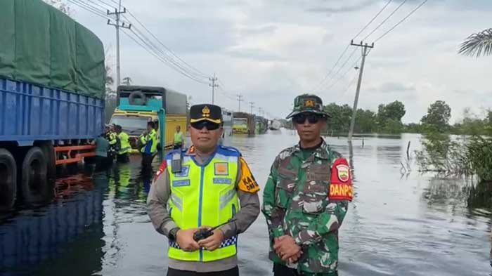 Kapolres Pelalawan AKBP Suwinto bersama Personel TNI saat berada di lokasi Jalintim, Sabtu (3/2/2024) siang.