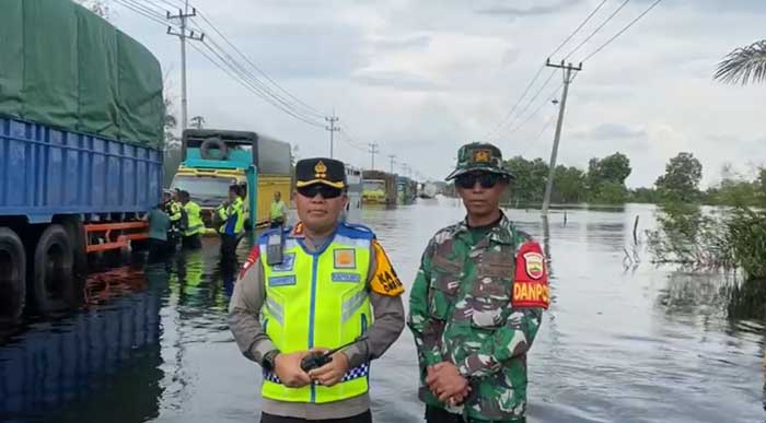 Kapolres Pelalawan AKBP Suwinto bersama Personel TNI saat berada di lokasi Jalintim, Sabtu (3/2/2024) siang.