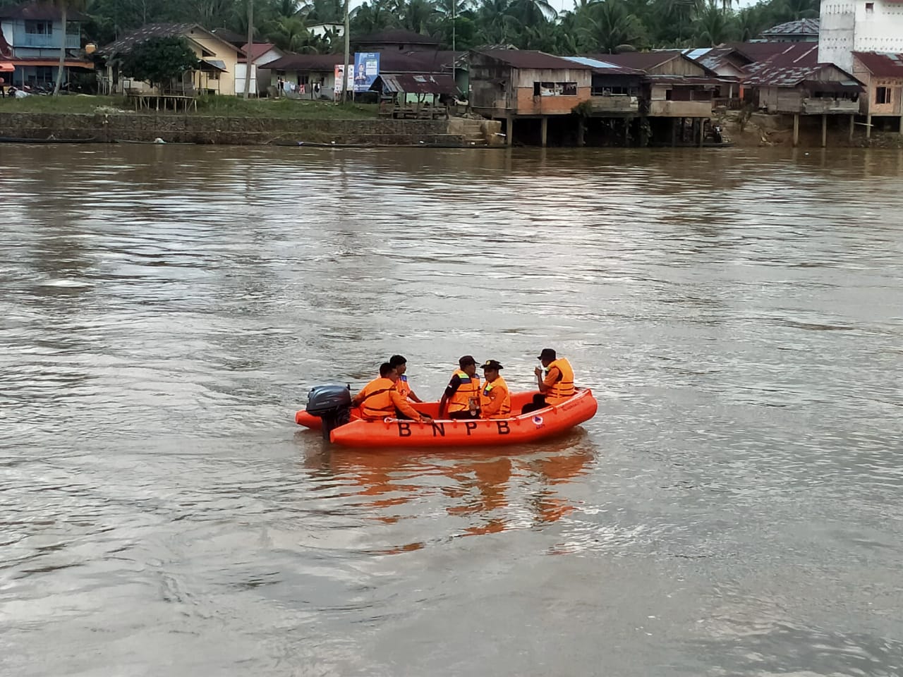 Tim BPBD Kabupaten Kampar dan Tim Sar l melakukan pencarian korban yang tenggelam di Sungai Kampar di Desa Limau Manis, Kecamatan Kampar, Kabupaten Kampar, Jumat (2/2/2024).