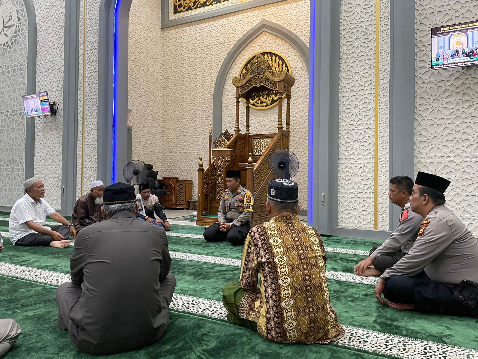 Suasana pertemuan personel Polres Dumai dengan masyarakat usai melaksanakan salat subuh berjamaah di Masjid As-Falah, Kota Dumai, Ahad (4/2/2024).
