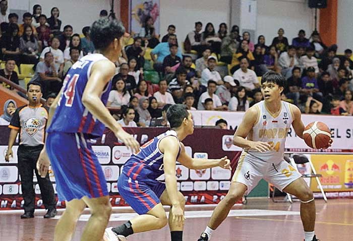 Pemain SMAN Ragunan DKI Jakarta Febrian Nathanael Hotasi (putih) berusaha mempertahankan bola dari pemain SMAN 2 Bandung saat semifinal Rajawali Cup 2 2024, Sabtu (3/2/2024).