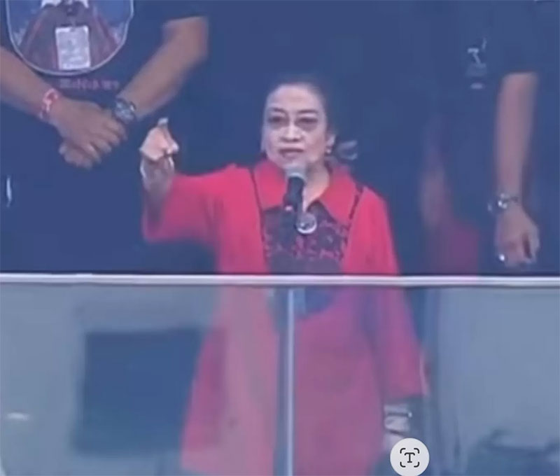 Ketua Umum PDIP, Megawati Soekarno Putri menggebu- gebu saat menyampaikan orasinya di Kampanye Akbar capres 03 yang diselenggarakan di Stadion Utama Gelora Bung Karno, Senayan, Jakarta.