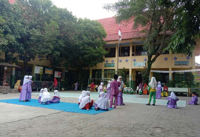 Murid-murid  SDN 109 Pekanbaru mengikuti kegiatan Proyek Penguatan Profil Pelajar Pancasila (P5) di halaman sekolah, Jumat (2/2/2024).