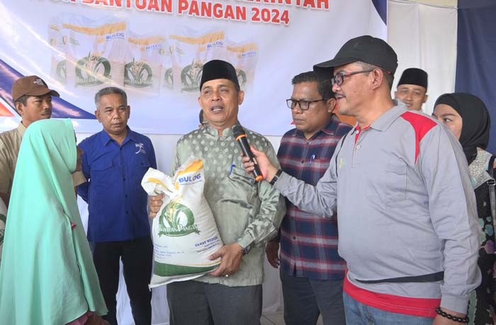 Pj Bupati Inhil H Herman menyerahkan Cadangan Beras Pemerintah (CBP) kepada keluarga penerima manfaat (KPM), secara simbolis di Tembilahan, Sabtu (3/2/2024).