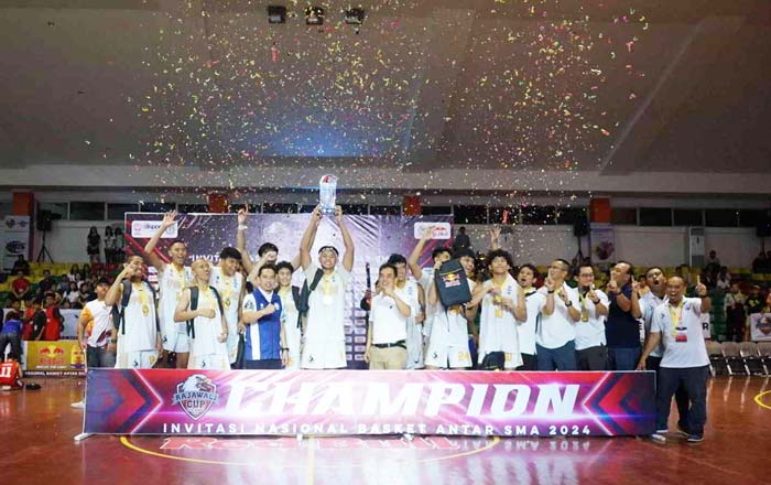 Para pemain SMAN Ragunan DKI Jakarta foto bersama dengan Kadispora Riau Erisman Yahya dan Kadispora Pekanbru Hazli Fendriyanto saat penyerahan trofi  Rajawali Cup di GOR Tribuana, Pekanbaru.