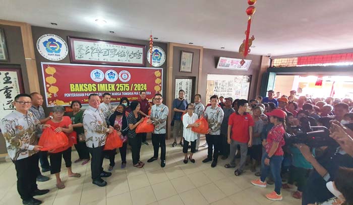 Ketua PSMTI Riau Stephen Sanjaya bersama jajaran pengurus PSMTI Riau lainnya menyerahkan paket Imlek kepada warga Tionghoa prasejahtera di Sekretariat PSMTI Riau, Ahad (4/2/2024).