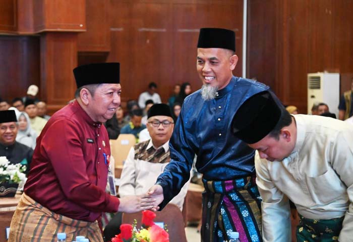 Asisten I Setdaprov Riau Zulkifli Syukur SAg MA MSi, menyalami Wali Kota Dumai H Paisal SKM Mars di gedung Sri Bunga Tanjung, Ahad (4/2/2024).