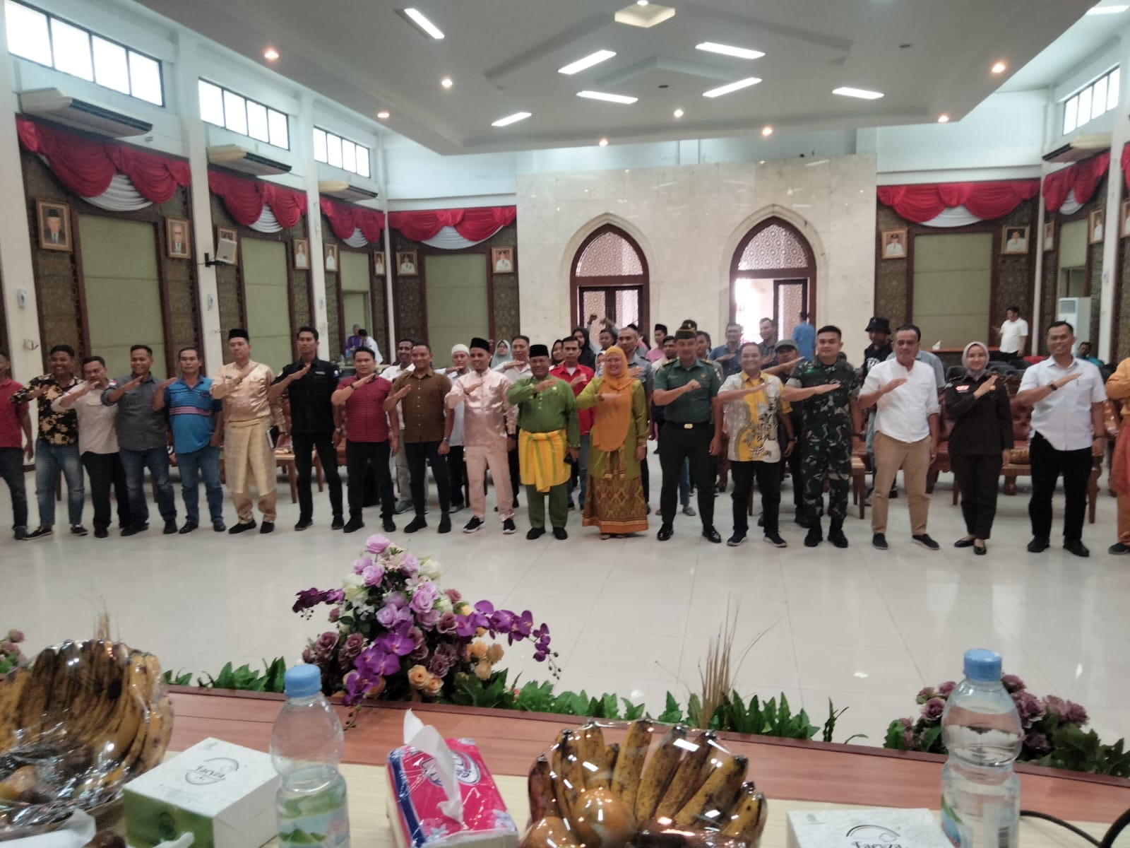 Pj Sekda Yusri, Ketua KPU Kampar Maria Aribeni serta perwakilan forkopimda saat FGD di Aula Kantor Bupati Kampar, Bangkinang, Senin (5/2/2024).
