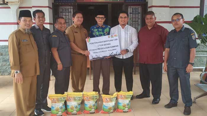 Direktur PT RPK Pebriansyah Putra didampingi Komisaris Tengku Zulmizan F Assagaff SE MSi. Ak. CA dan Direktur Perumda Tuah Sekata Tengku Efirsyah Putra menyerahkan bantuan 2 ton beras .