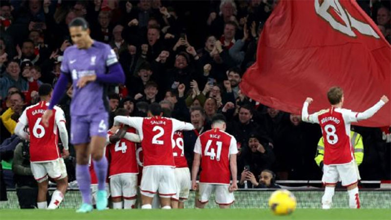 Pemain Arsenal melakukan selebrasi usai mengalahkan LIverpool 3-1 di Emirates Stadium. Arsenal memangkas jarak dengan Liverpool menjadi dua poin.