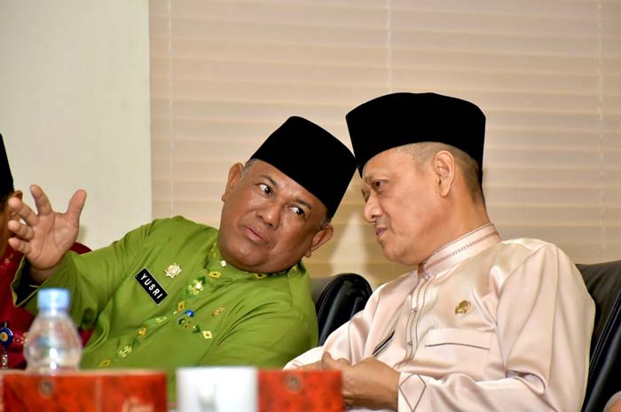 Pj Bupati Kampar didampingi Pj Sekda Kampar saat mengikuti rakor dan pembahasan langkah kongkret pengendalian inflasi daerah&nbsp; 2024, Senin (5/2/2024).
