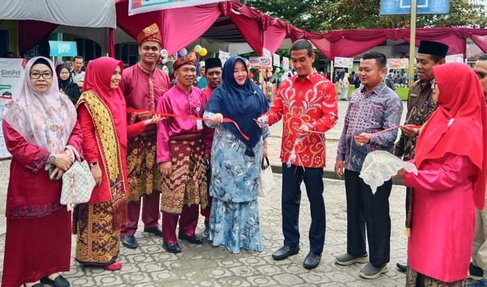 Kadisdik Bengkalis Hadi Prasetyo meresmikan kegiatan Panen Karya Proyek Penguatan Profil Pelajar Pancasila di SMPN 1 Mandau,  Senin (5/2/2024).