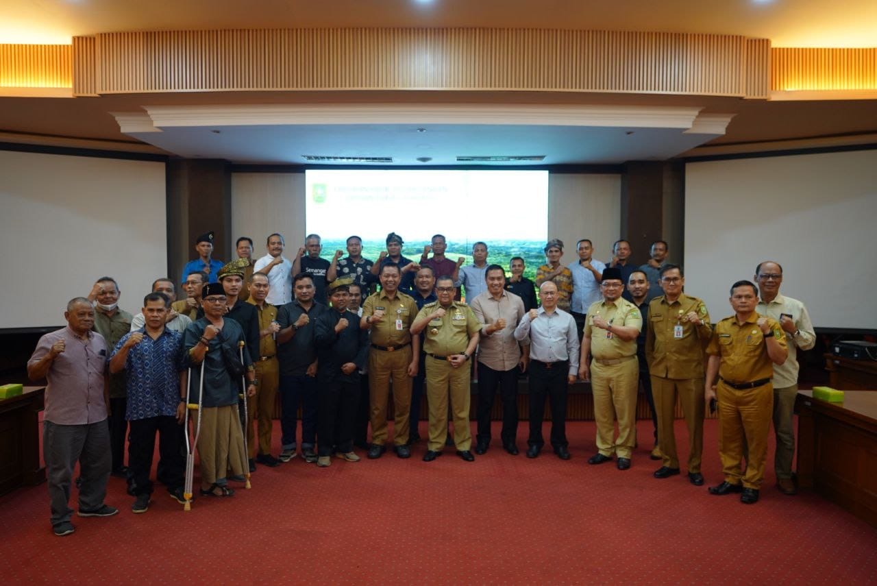 Gubri foto bersama dengan masyarakat dan pihak PT SIR usai pertemuan di Kantor Gubernur Riau, Selasa (6/2/2024).