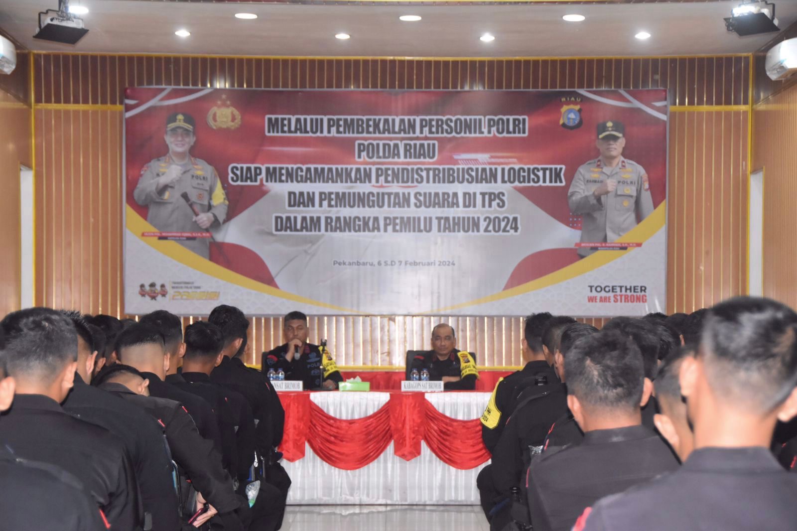 Satbrimobda Riau memberikan pembekalan kepada personel tentang SOP pengamanan Pemilu, Selasa (6/2/2024).