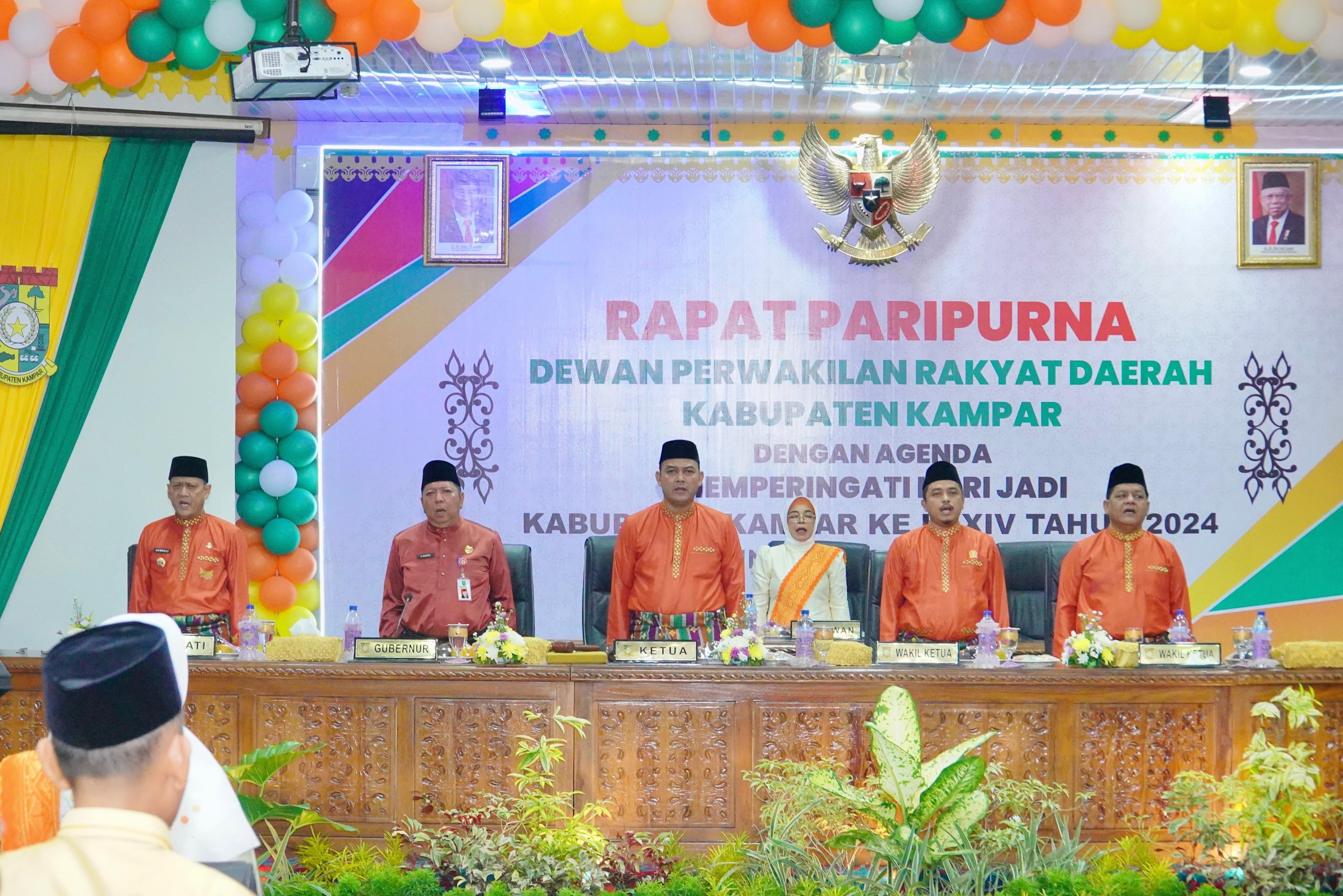 Ketua DPRD Kampar Muhammad Faisal (dua kiri) Wakil Ketua Repol (dua kanan) Wakil Ketua Fahmil (kanan) dan Pj Bupati Kampar Hambali (kiri) saat rapat paripurna.