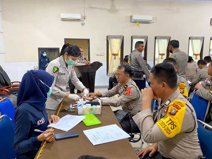Personel dari Polres Dumai saat mengikuti pengecekan kesehatan, Senin (5/2/2024).