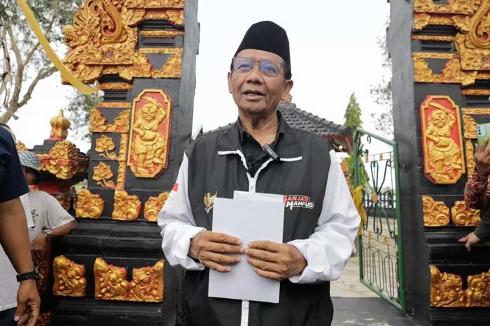 Calon Wakil Presiden (Cawapres) Nomor Urut 3, Mahfud MD berkunjung ke Pura Ulun Danu di Kabupaten Lampung Tengah, Provinsi Lampung, Rabu (31/1/2024). (DOK: TPN GANJAR - MAHFUD)