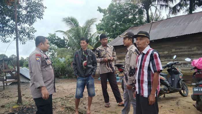 Bhabinkamtibmas Desa Balung Kecamatan XIII Koto Bripka Suwarno bersilaturahmi dan menyampaikan pesan pemilu damai dengan tokoh masyarakat dan pemuda Dusun Satu, Desa Balung Kecamatan Koto Kampar Kampa