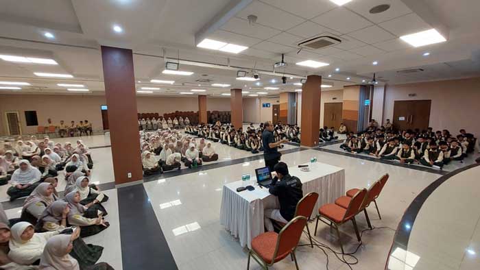 Ditnarkoba Polda Riau yang diwakili AKP Jaliper Lumban Toruan saat memberikan edukasi narkoba dan Pemilu kepada siswa SMA As Shofa Pekanbaru, Selasa (6/2/2024).