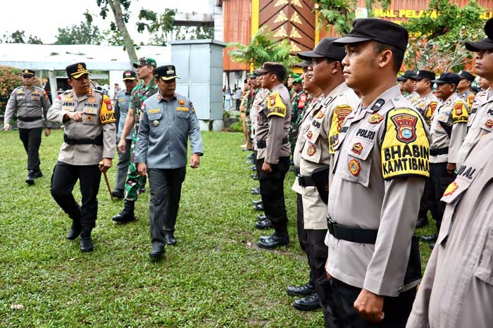 Kapolresta Pekanbaru Kombes Pol Jeki Rahmat Mustika bersama Pejabat Walikota Pekanbaru Muflihun, dan Dandim 0301/Pekanbaru Letkol Inf Sti Marantika Beruh saat mengampiri Bhabinkamtibmas usai melaksana