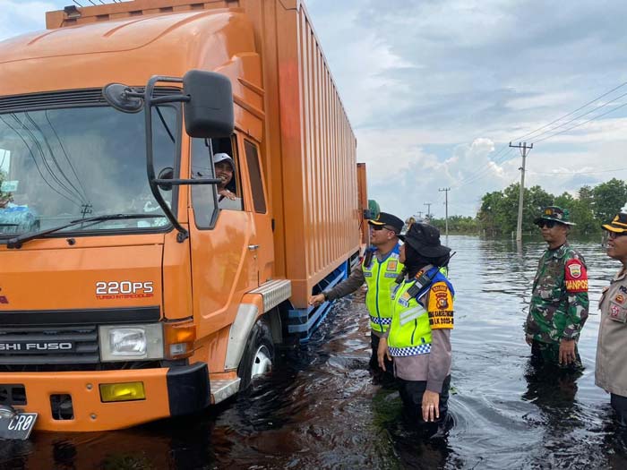 Kapolres Pelalawan AKBP Suwinto SH SIK bersama petugas gabungan saat mengatur arus lalu lintas di Jalan Lintas Timur Sumatera Km 83 Desa Kemang, Kecamatan Pangkalan Kuras, Kabupaten Pelalawan.