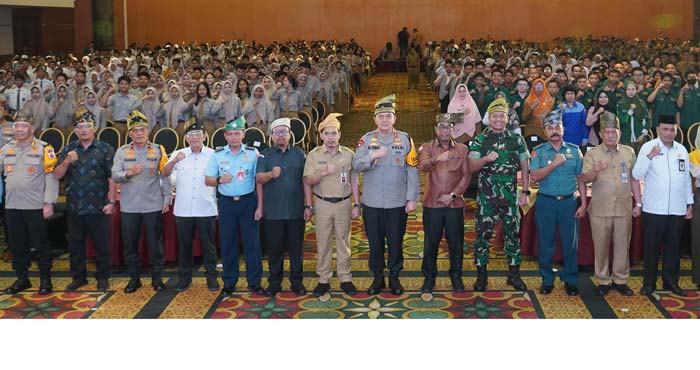 Kapolda Riau Irjen Pol Mohammad Iqbal bersama Ketua KPU Riau Ilham M Yasir dan Ketua Bawaslu mengikuti Deklarasi Pemilu Damai oleh Gen Z Provinsi Riau di Hotel Labersa, Kecamatan Siak Hulu.