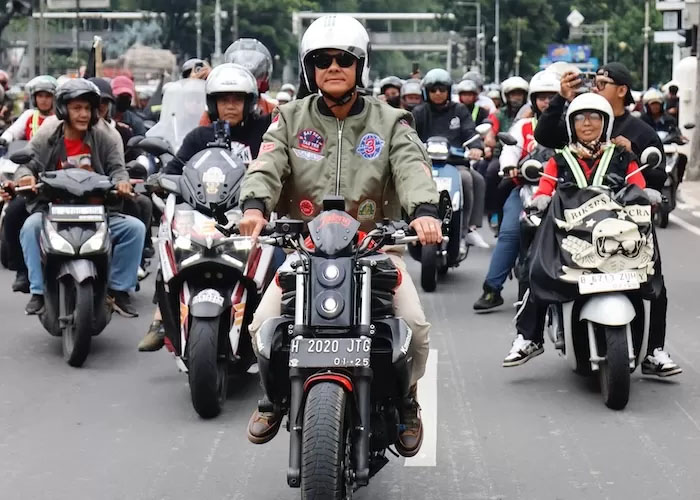 Ganjar mengendarai motor sport Kawasaki ER-6n warna merah saat menghadiri Konser Metal, yang digelar di Stadion Gelora Bung Karno (GBK) Senayan, Jakarta, Sabtu (3/2).