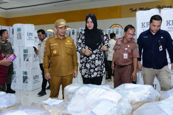 Wakil Bupati Bengkalis H Bagus Santoso (kiri) meninjau gudang logistik Pemilu di Gedung LAMR Bengkalis, Selasa (6/2/2024).