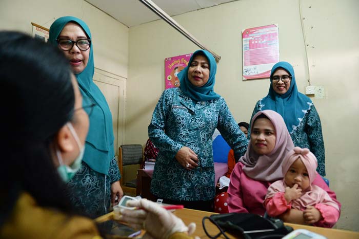 Ketua TP PKK Riau Suti Mulyati mengunjungi posyandu yang ada di Kecamatan Payung Sekaki Pekanbaru, Selasa (6/2/2024).