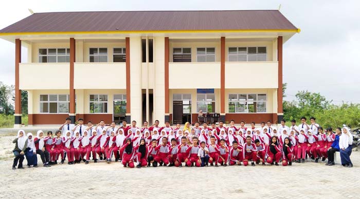 Pelajar SMPN 048 Pekanbaru foto bersama usai pelaksanaan P5 di sekolah tersebut,  Sabtu (3/2/2024) lalu.