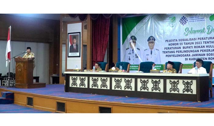 Bupati Rohul H Sukiman memberikan arahan sekaligus membuka sosialisasi tentang Perbub&nbsp;Rohul Nomor 55 Tahun 2023 di Convention Hall Islamic Center Rohul, Selasa (6/2/2024).