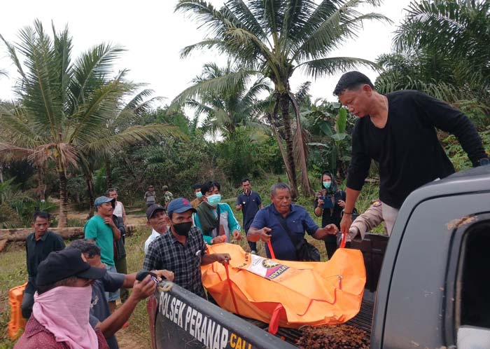 Personel Polsek Peranap dibantu warga mengevakuasi korban usai ditemukan mengapung di Sungai Kelawaran, Desa Pesajian, Inhu, Senin (5/2/2024).