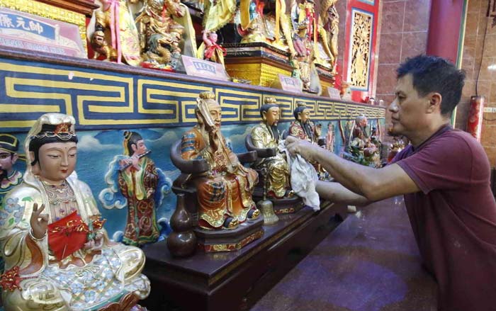Pengurus membersihkan vihara  jelang imlek 2575 Kongzii/2024 Masehi di Vihara Surya Dharma, Jalan Angkasa, Pekanbaru, Selasa (6/2/2024).