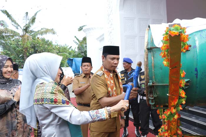 Pj Wako Pekanbaru Muflihun dan Ketua TP PKK Pekanbaru Raja Rilla Muflihun memukul beduk sebagai tanda dibukanya MTQ tingkat Kecamatan Rumbai Barat, Senin (5/2/2024).