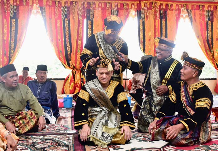 Ketua LAK Datuok Bandaro Mudo Drs Yusri MSi bersama pengurus LAK lainnya menobatkan Pj Bupati Kampar Hambali sebagai Payung Panji Adat Kampar, Selasa (6/2/2024).
