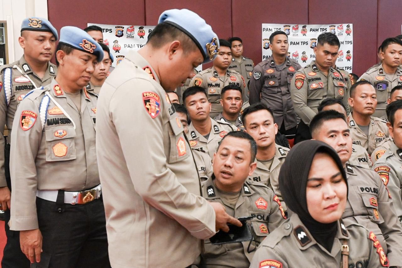 Kabid Propam Polda Riau Kombes Pol Edwi Louis Sengka saat menyidak hand phone milik anggota untuk memastikan netral dalam Pemilu 2024, Rabu (7/2/2024).