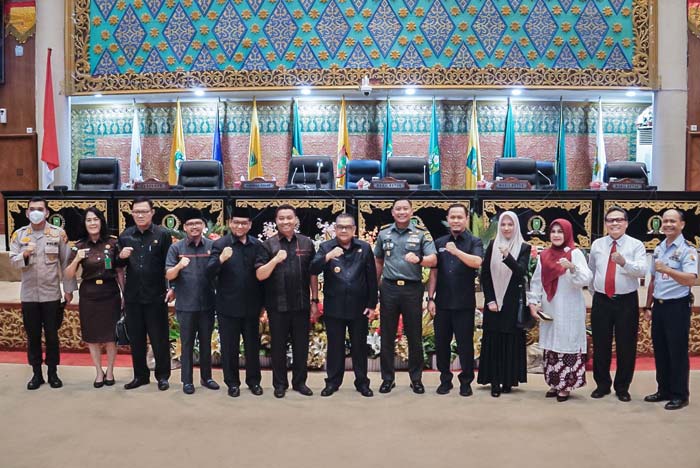 Wakil Ketua DPRD Riau Agung Nugroho (lima kanan), Gubri H Edy Natar Nasution (tengah), anggota DPRD Riau dan forkopimda berfoto bersama, Senin (5/2/2024).