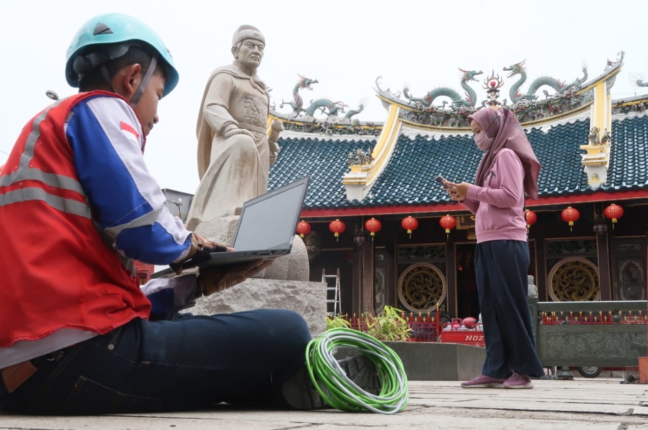 Teknisi XL Axiata sedang melakukan pemeriksaan jaringan di Singkawang, Kalimantan Barat, beberapa waktu lalu.